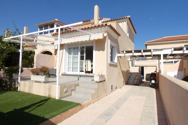 BEAUTIFUL FULLY RENOVATED BUNGALOW FOR SALE IN THE OLIVO DE ORO RESIDENTIAL AREA IN GRAN ALACANT