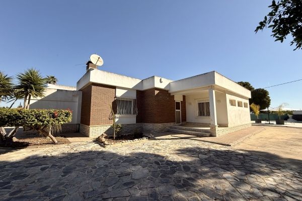 A Unique Opportunity in Valverde Bajo!