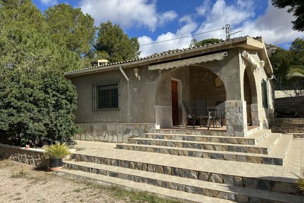 BEAUTIFUL INDEPENDENT CHALET FOR SALE IN LA ROMANA ALICANTE