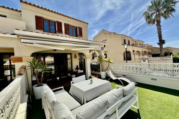 LOVELY REFURBISHED TOWNHOUSE FOR SALE IN EL FARO IN GRAN ALACANT