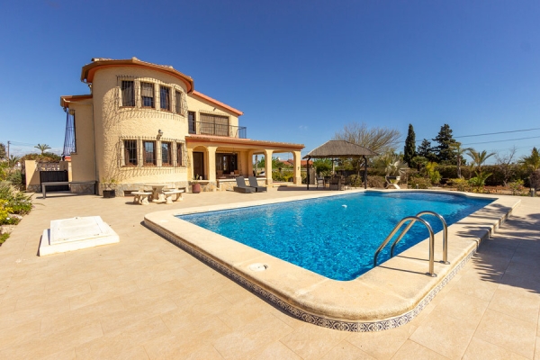 SPECTACULAR VILLA FOR SALE IN LOS LIMONEROS