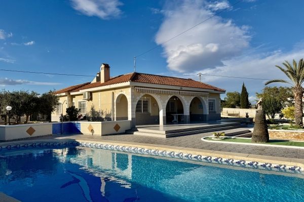 BONITO CHALET INDEPENDIENTE EN VENTA EN LOS LIMONEROS EL ALTET