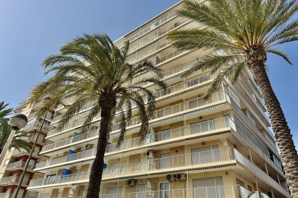 BEAUTIFUL SEAFRONT APARTMENT WITH SEA VIEWS FOR SALE IN FIRST LINE OF SANTA POLA