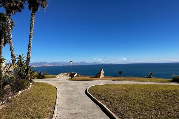 BEAUTIFUL BUNGALOW FOR SALE IN EL FARO IN GRAN ALACANT