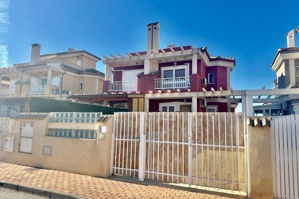 SEMI-DETACHED CHALET FOR SALE IN MONTE FARO IN GRAN ALACANT