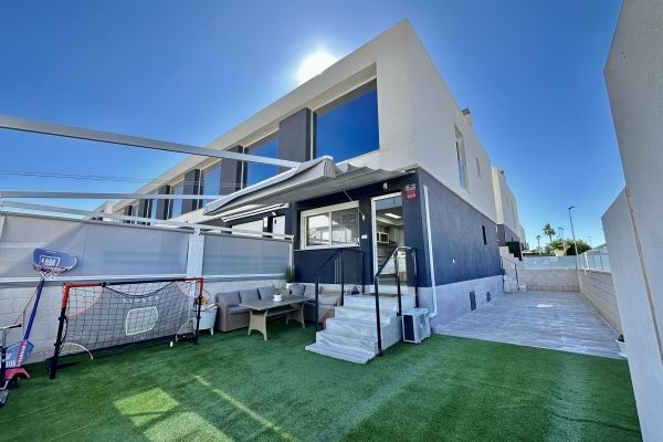 BUNGALOW DE ESQUINA EN VENTA EN MONTE Y MAR EN GRAN ALACANT