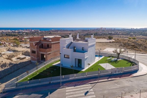 Promoción de villas de obra nueva independientes, con piscina privada y acabados modernos