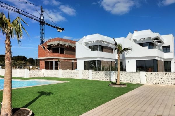 NEW BUILD VILLAS IN PILAR DE LA HORADADA ON THE GOLF COURSE