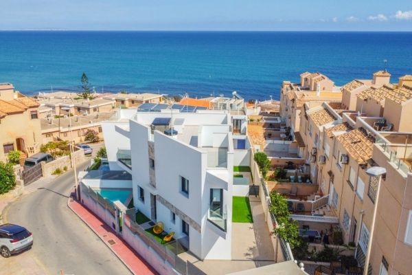 VILLA A ORILLAS DE LA PLAYA DE LA MATA – TORREVIEJA!