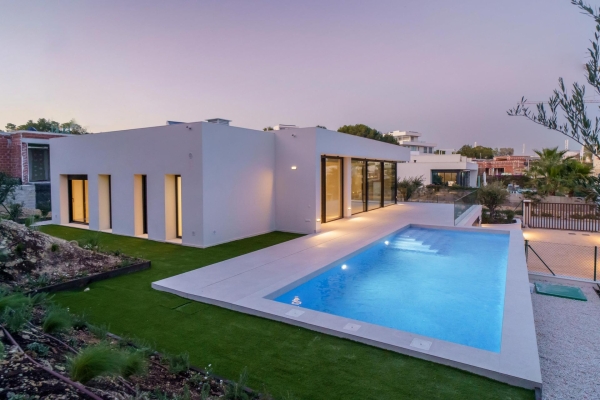 VILLA DE OBRA NUEVA EN LAS COLINAS GOLF