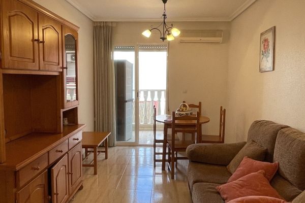 Title: Cozy Apartment in Torrevieja: Live Close to the Sea and Sun