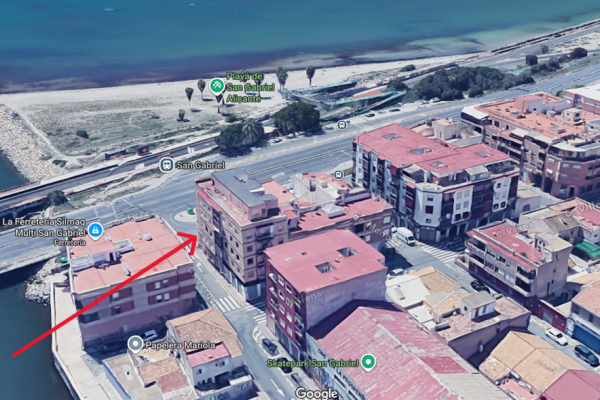 Ocasión local para cambio de uso junto a la PLaya !!