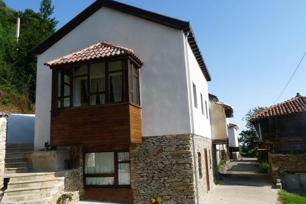 Proyecto de instalaciones térmicas en apartamentos rurales para la producción de ACS y calefacción en Omedas (Pravia)