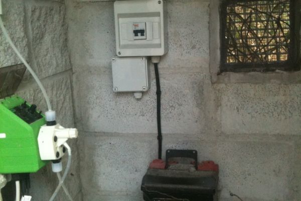 Instalación de un sistema de desinfección autónomo mediante hipoclorito sódico, usando como sistema de alimentación eléctrica energía solar fotovoltaica en depósito de Villapedre (Concejo de Navia, Asturias)