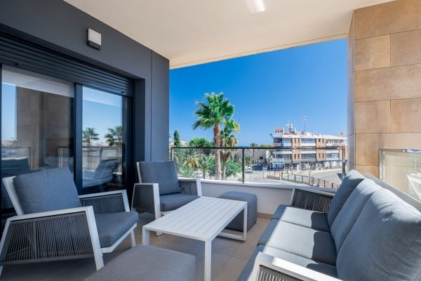 Impresionante apartamento con vistas al mar en el corazón de Playa Flamenca