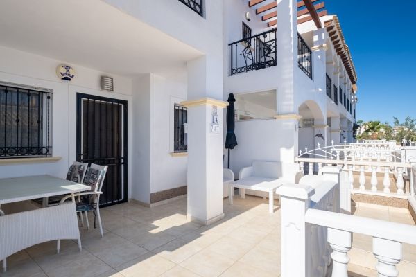 Bonito apartamento en planta baja con terraza soleada en Punta Prima