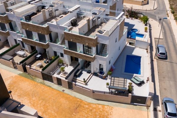 Luxurious 3-Bedroom Corner Townhouse with private pool