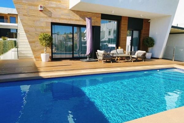 Villa for sale with private pool in Finestrat