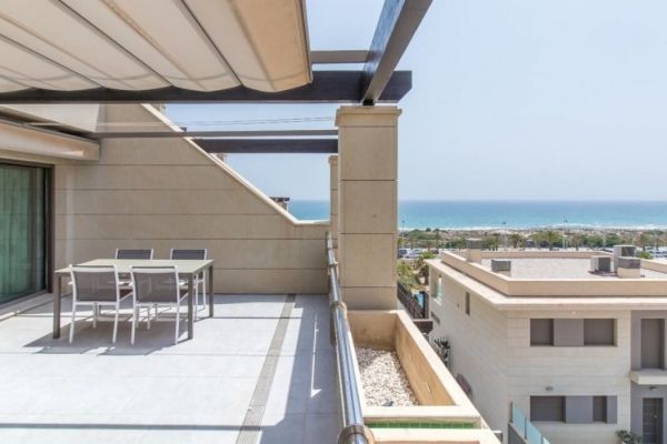 Apartamentos llave en mano con terrazas con vistas abiertas al mar.