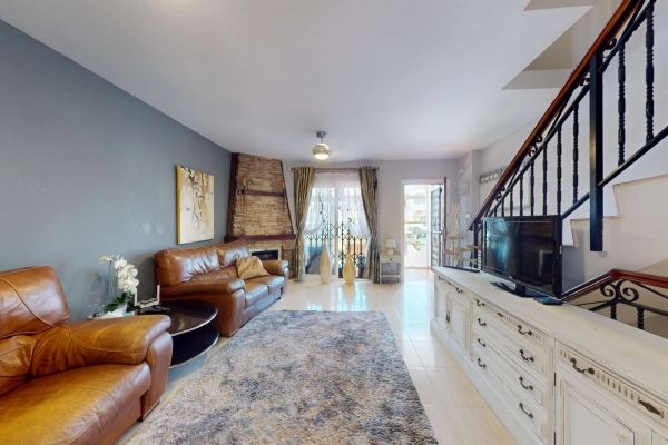 Spacious Town House with Parking Space in Don Pueblo III 