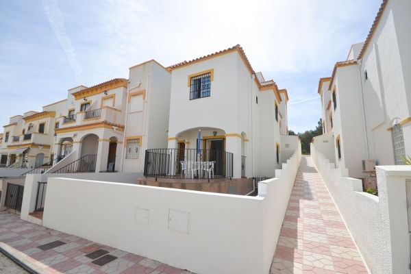 Spacious CORNER Town House in Altomar I