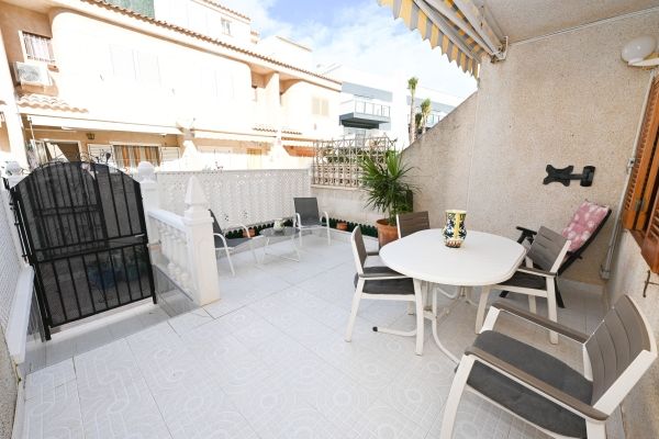 Bonito bungalow adosado en venta en Urbanización Brisamar.