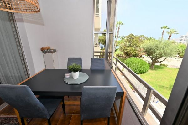 Lovely First Floor Apartment with Sea and Garden Views 